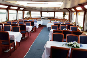 Barkasse mit Sitzplätzen für eine Firmenfeier