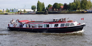 Barkasse mit hölzernen Stuhlreihen in Hamburg mieten