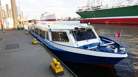 Barkasse in Hamburg an den Landungsbrücken
