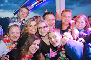 Gäste auf der Bootsparty