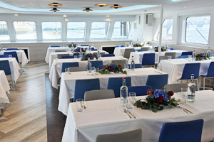 Eingedeckter Salon bei einer Firmenfeier