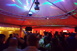 Tanzfläche auf einem Partyschiff