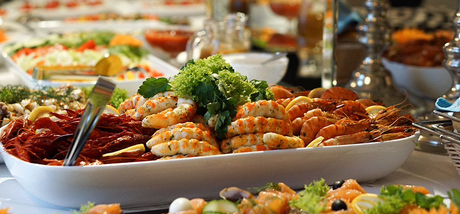 Leckeres Buffet mit Garnelen