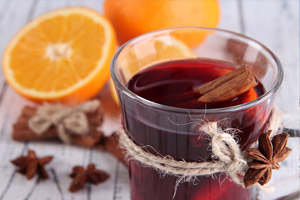 Genießen Sie Glühwein und andere Heißgetränke an Bord des Partyschiffes Glühwein auf der Weihnachtsfeier auf dem Partyschiff